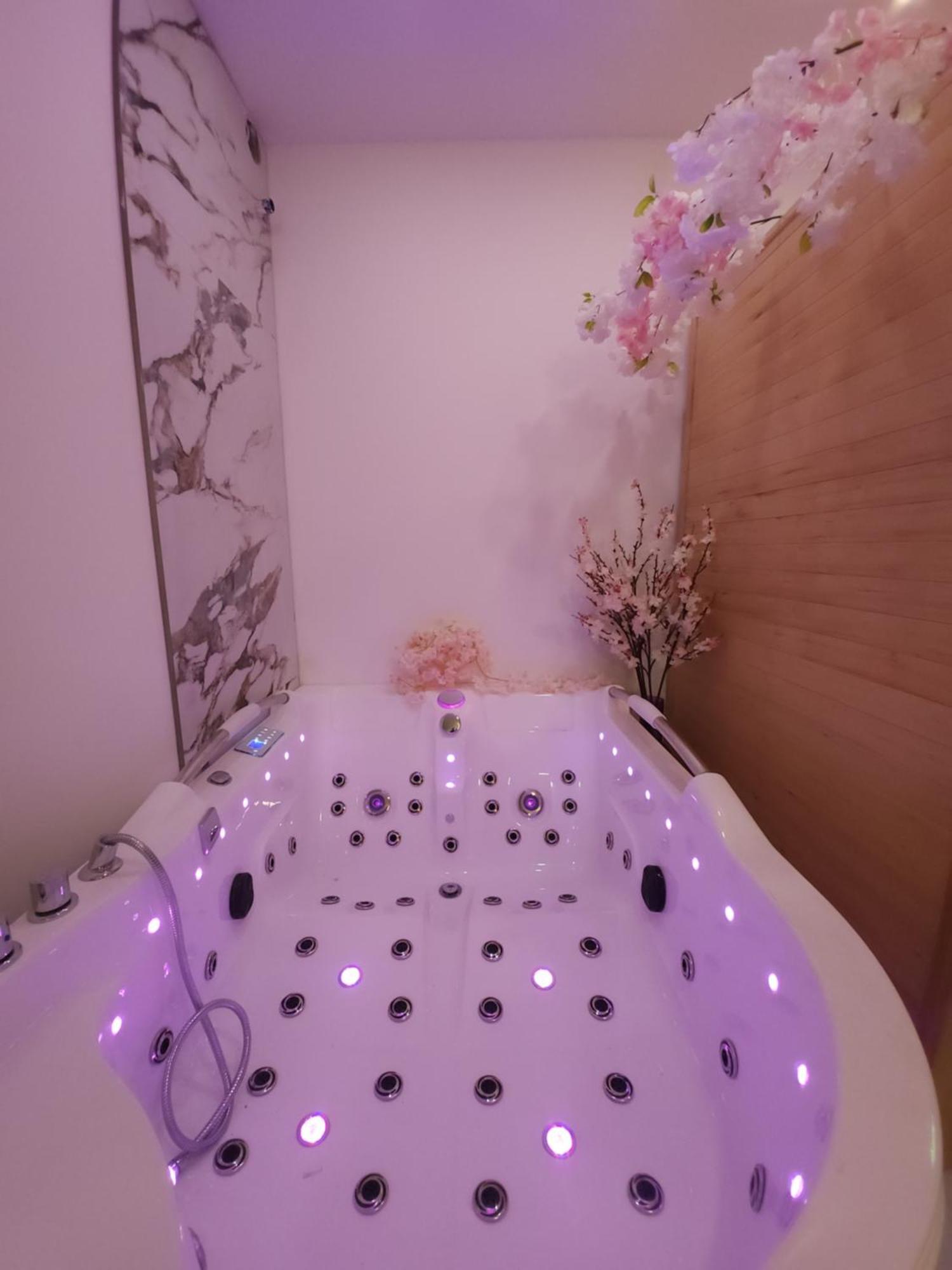 New In Gdansk! Red Room In The Heart Of Gdansk - Bdsm - With A Luxury Jacuzzi And Access To A Sauna Экстерьер фото